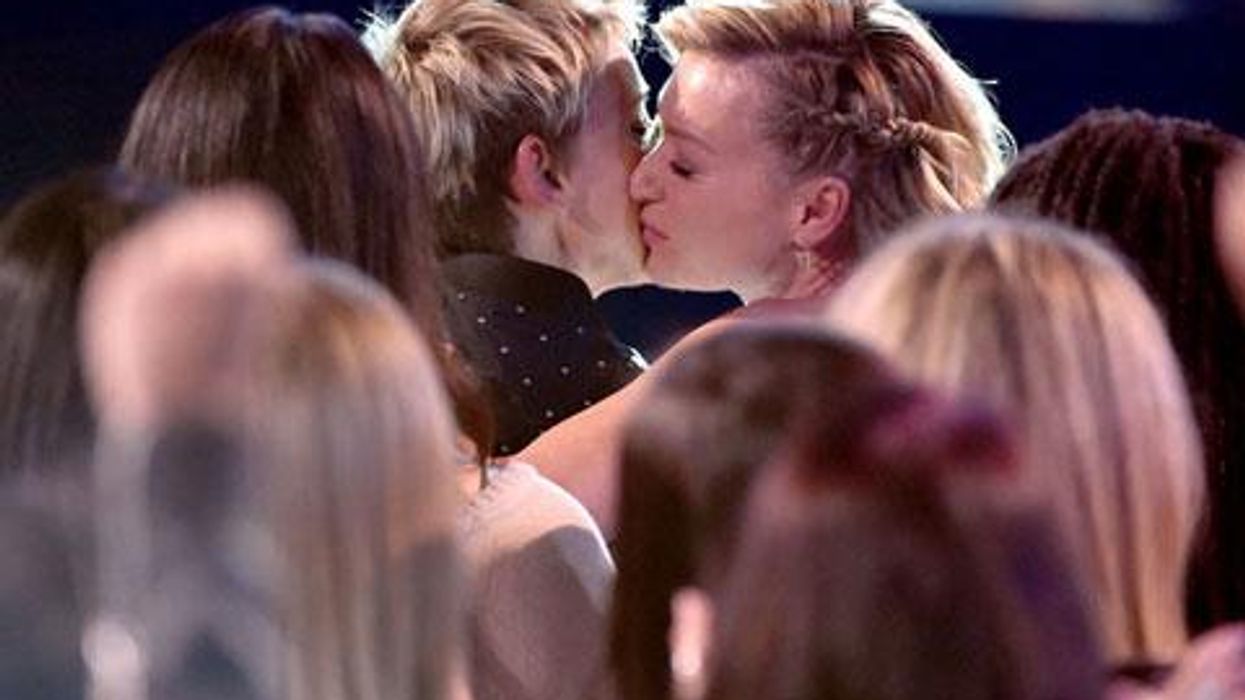 <p>28 Gorgeous Pics of Ellen & Portia Being Affectionate Through the Years</p>