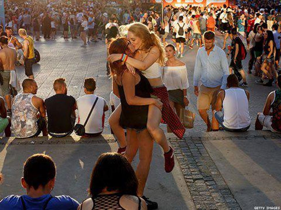 29 Glorious Pics of Women in Love at Pride Around the World 