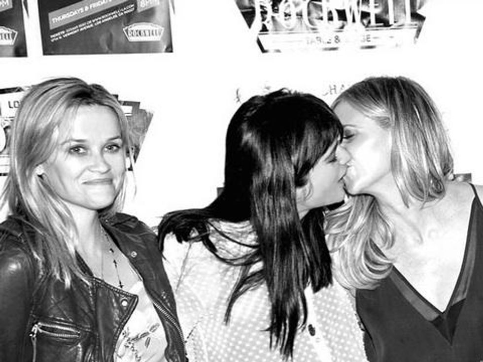 Pic of the Day: Selma Blair and Sarah Michelle Gellar Recreate Cruel Intentions Lesbian Kiss 