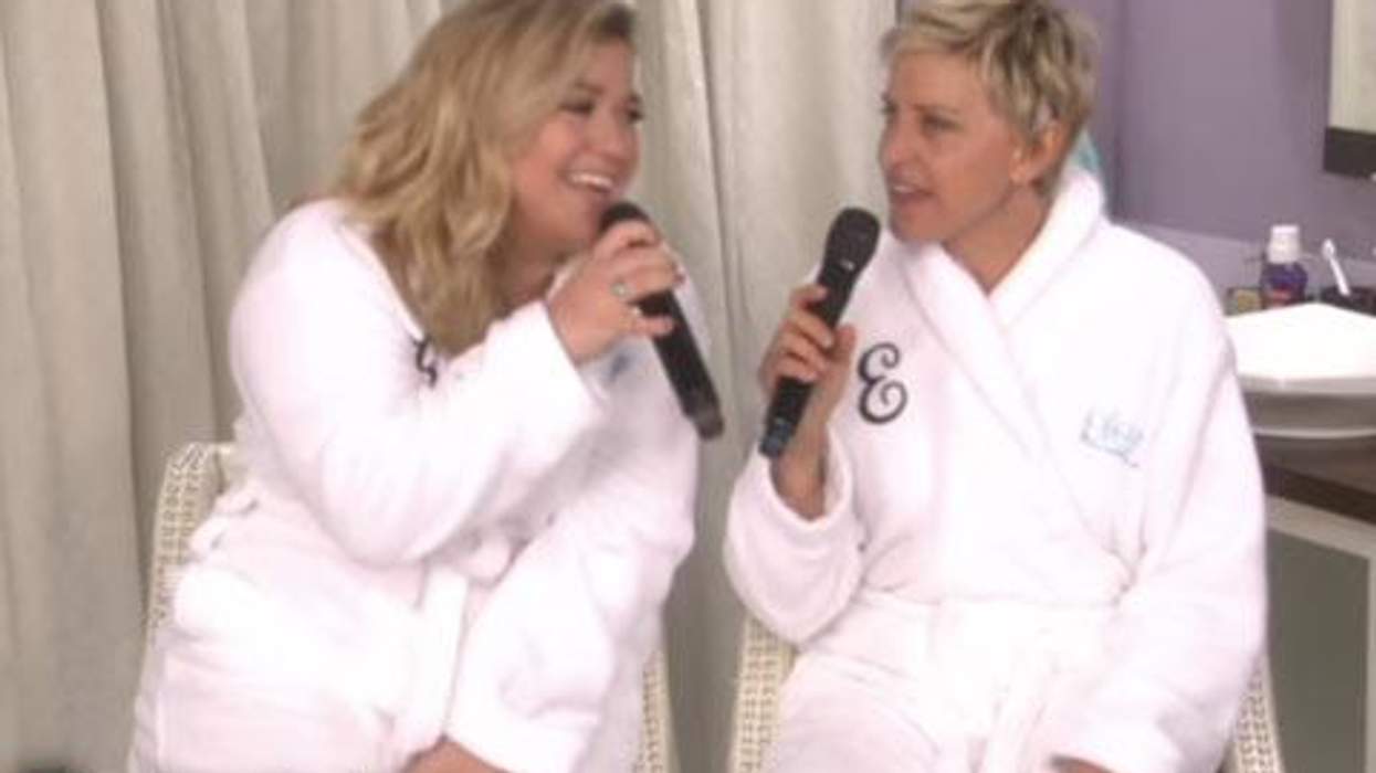 <p>WATCH: Ellen and Kelly Clarkson's Stirring Bathroom Rendition of 'Since U Been Gone'</p>