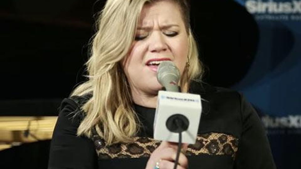 <p>WATCH: Kelly Clarkson Belts Spot-on, Soulful Cover of Tracy Chapman's 'Give Me One Reason'</p>