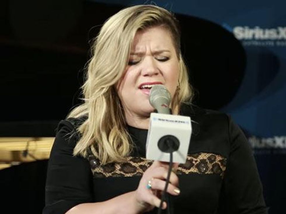 WATCH: Kelly Clarkson Delivers Spot-on, Soulful Cover of Tracy Chapman's 'Give Me One Reason' 