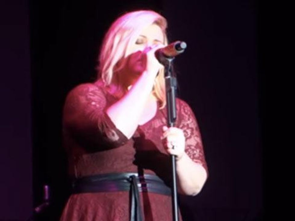 WATCH: Kelly Clarkson Covers Little Big Town's "Girl Crush" 