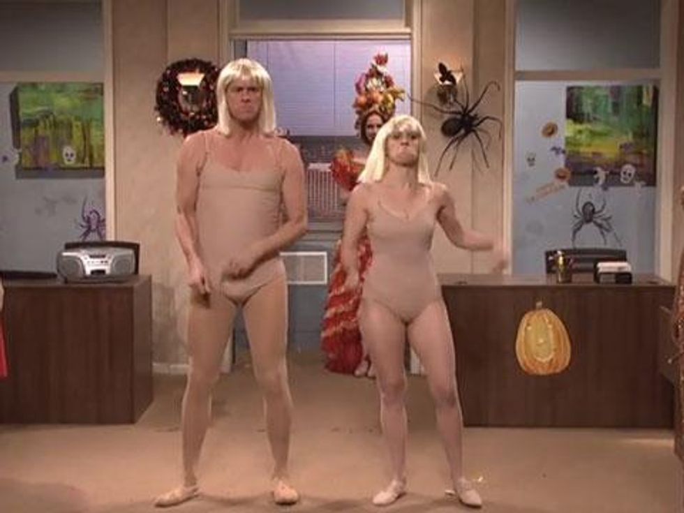 WATCH: Kate McKinnon and Jim Carrey Channel Sia Spectacularly in SNL "Chandelier"-Off 