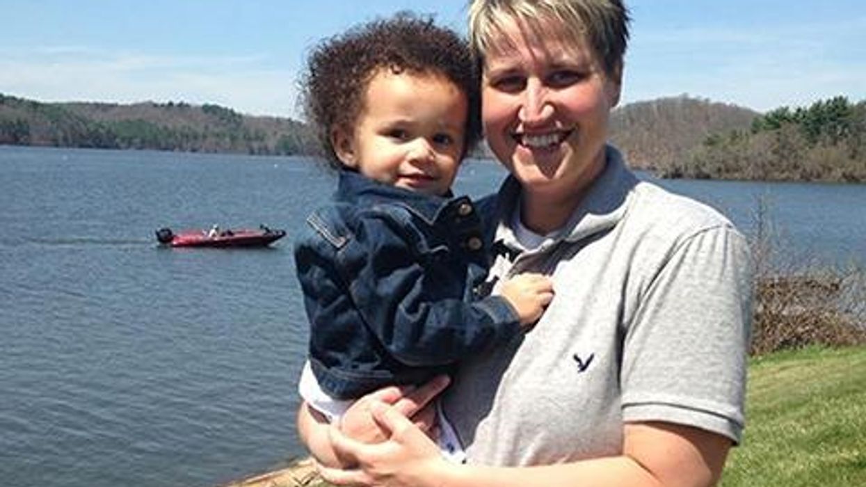 <p>White Lesbian Mother Sues Sperm Bank After Birth of Biracial Baby</p>