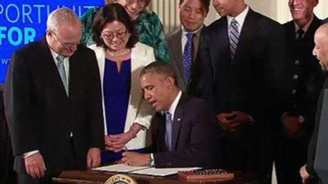 <p>WATCH: Obama Signs Executive Order to Protect LGBT Employees</p>
