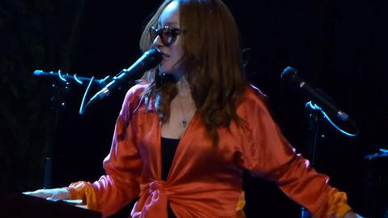 <p>WATCH: Tori Amos Covered t.A.T.u's Lesbian Anthem "Never Gonna Get Us" in Moscow</p>