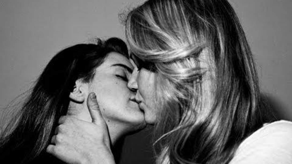 <p>These Bros Give a Whole New Meaning to "The Hottest Lesbian Kiss Ever"</p>