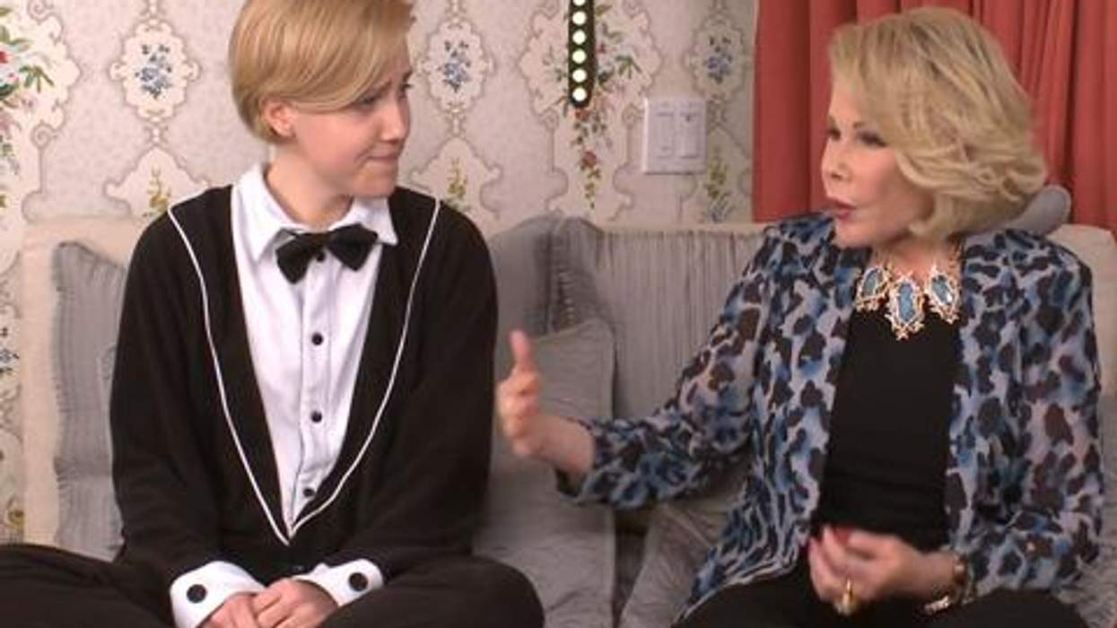 <p>Out YouTuber Hannah Hart Cozies Up To Joan Rivers</p>