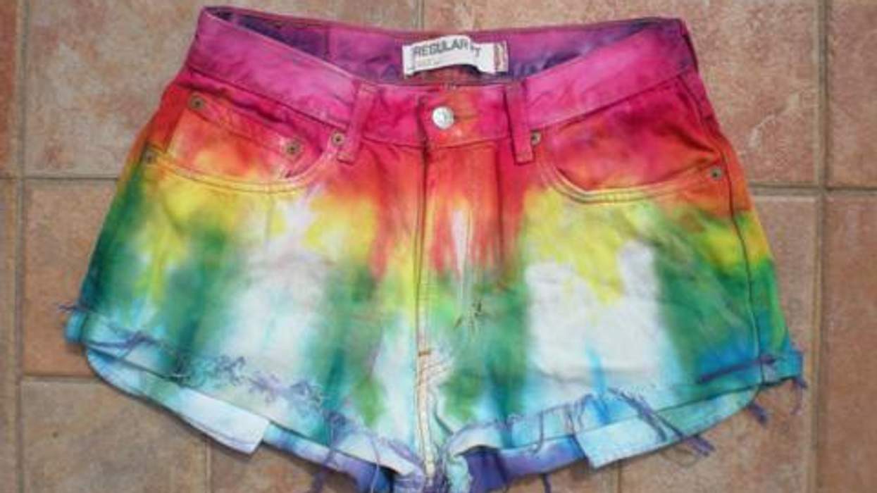 <p>Tomboy Fashion: Pre-Pride Tie-Dye Party!</p>