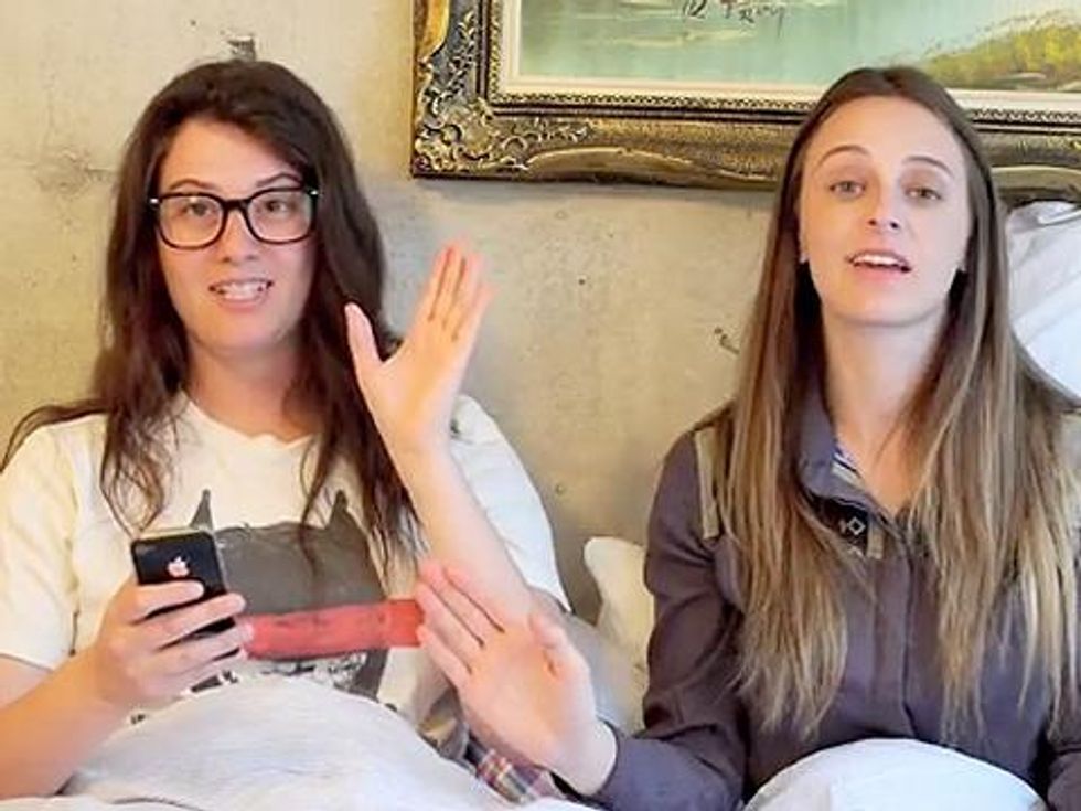 WATCH : Lesbians Teach You How To Find A Girlfriend!