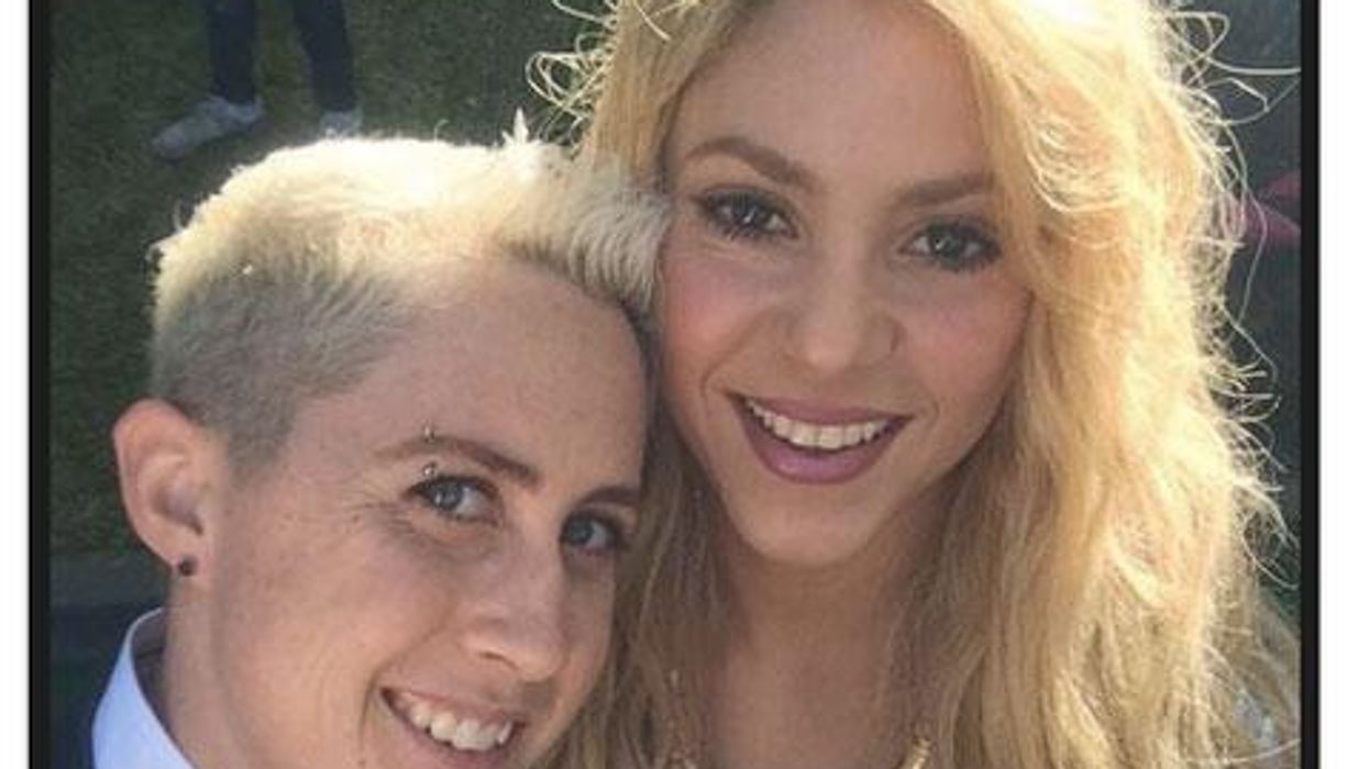 <p><em>The Voice's </em>Coach Shakira Poses with Adorable Out Country Singer Kristen Merlin</p>
