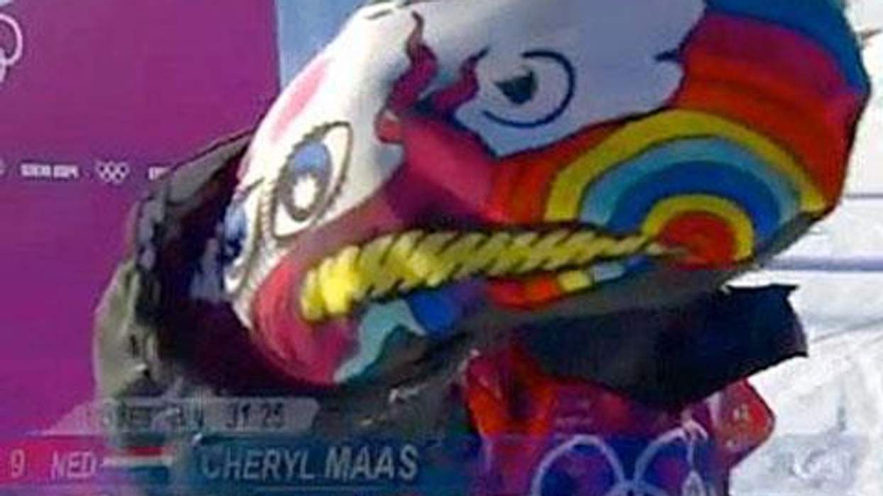 <p>WATCH: Lesbian Snowboarder Cheryl Maas Flashes a Rainbow Unicorn Glove in Sochi</p>