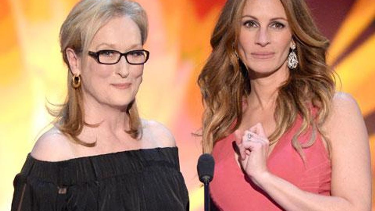 <p>Shot of the Day: Meryl Streep & Julia Roberts' Adorable Handholding at SAGs</p>
