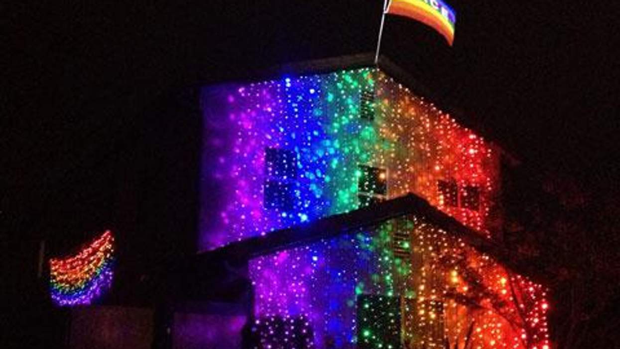 <p>Woman Responds to Antigay Neighbors Hate Over Pride Flag by Making House Even GAYER!</p>
