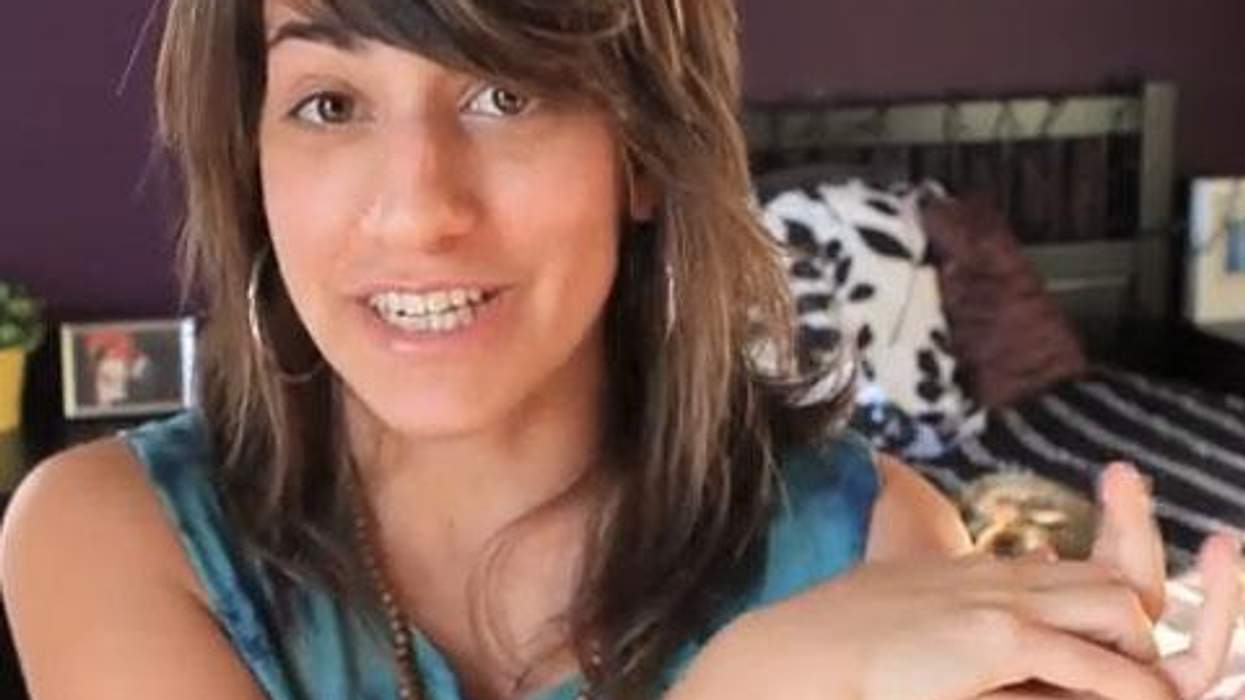 <p>WATCH: Adorable Lesbian Takes On How to Practice the Smells and Sounds of Sex!</p>