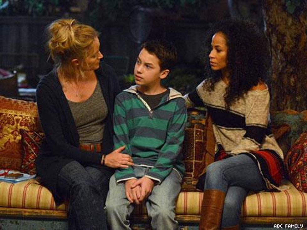 Shot of the Day: Teri Polo and Sherri Saum Are Back as the Best Lesbian TV Moms Ever! 