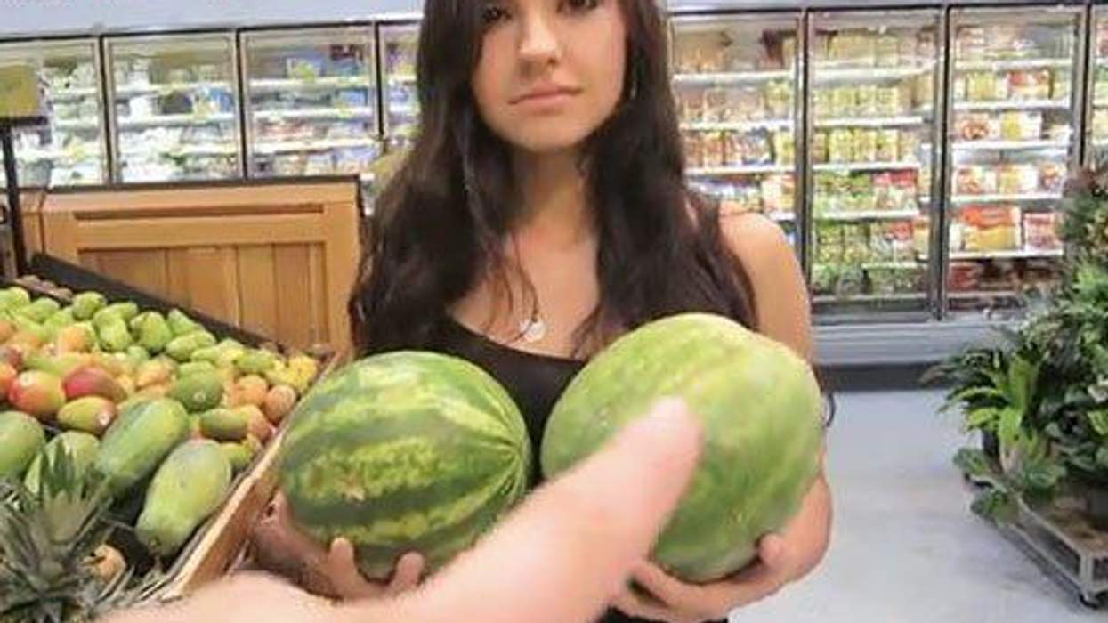 <p>WATCH: Real-Life Girlfriends Bria & Chrissy on '10 Things Lesbians Do on Saturdays'</p>