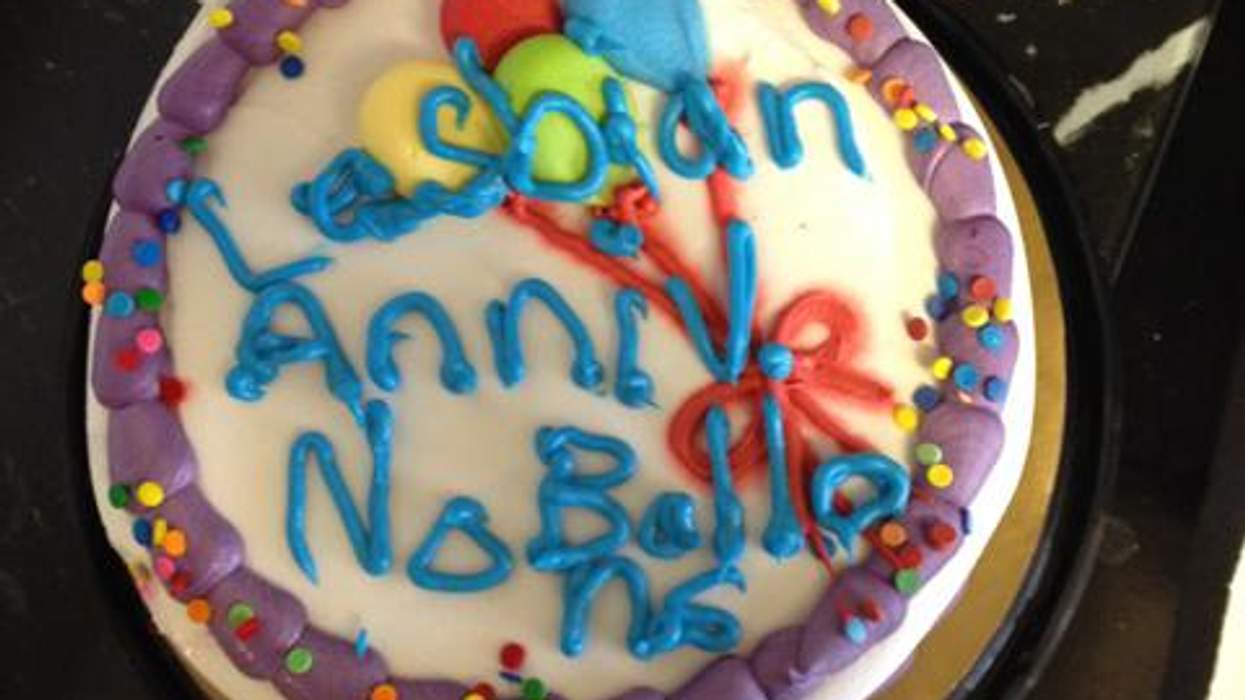 <p>Look at How This Homophobic Baker Ruined a 'Lesbian Anniversary' Cake</p>