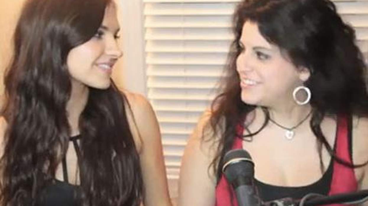<p>VOTE: For Singing Girlfriends Bria & Chrissy to Win Ryan Seacrest's 'Applause' Cover Contest </p>