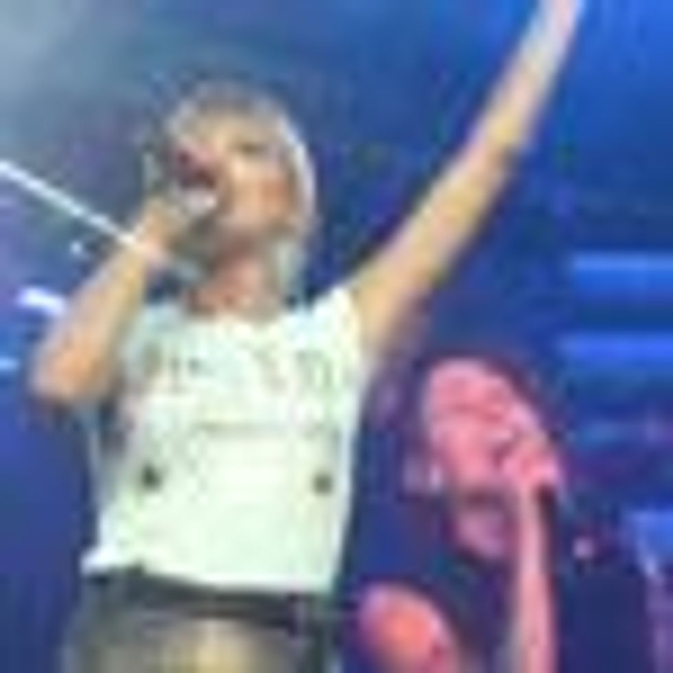 WATCH: Taylor Swift Performs Closer with Tegan and Sara - Minds are Blown 
