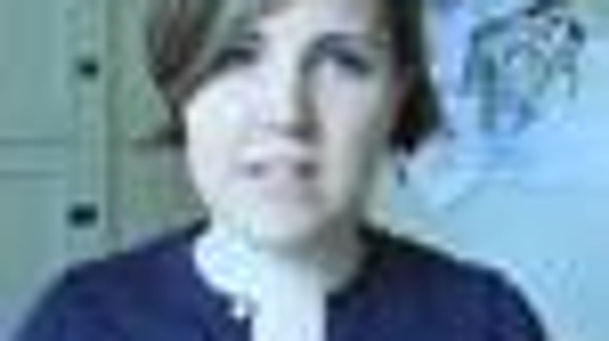 Watch: 'My Drunk Kitchen' Host Hannah Hart on 'How to Spot a Straight Girl'