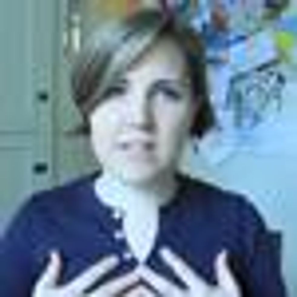 Watch: 'My Drunk Kitchen' Host Hannah Hart on 'How to Spot a Straight Girl'