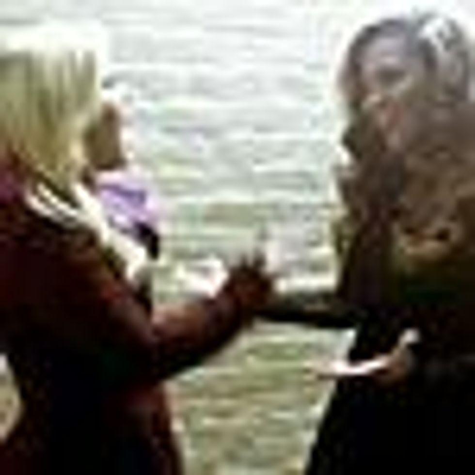 Shot of the Day: Kelly Clarkson and Beyoncé's Adorable Backstage Meeting at the Inauguration 