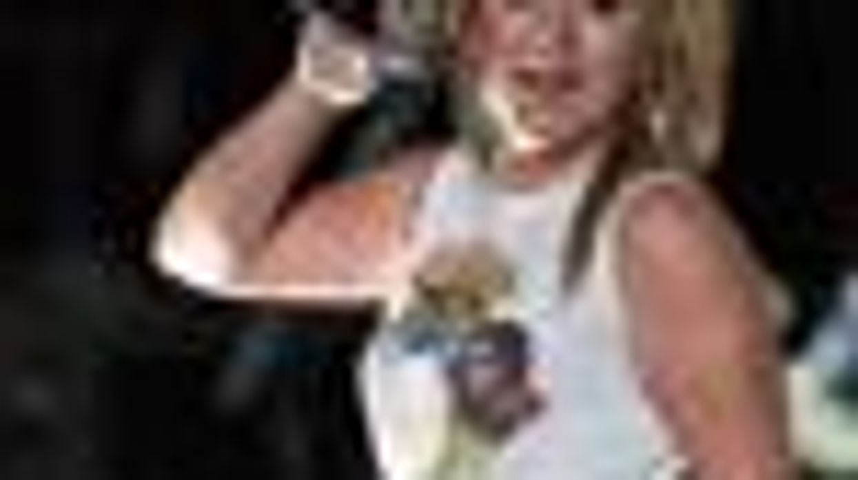 Kelly Clarkson is Still Not Gay Ya'll But She Does Get the 'Hottest Lesbians'