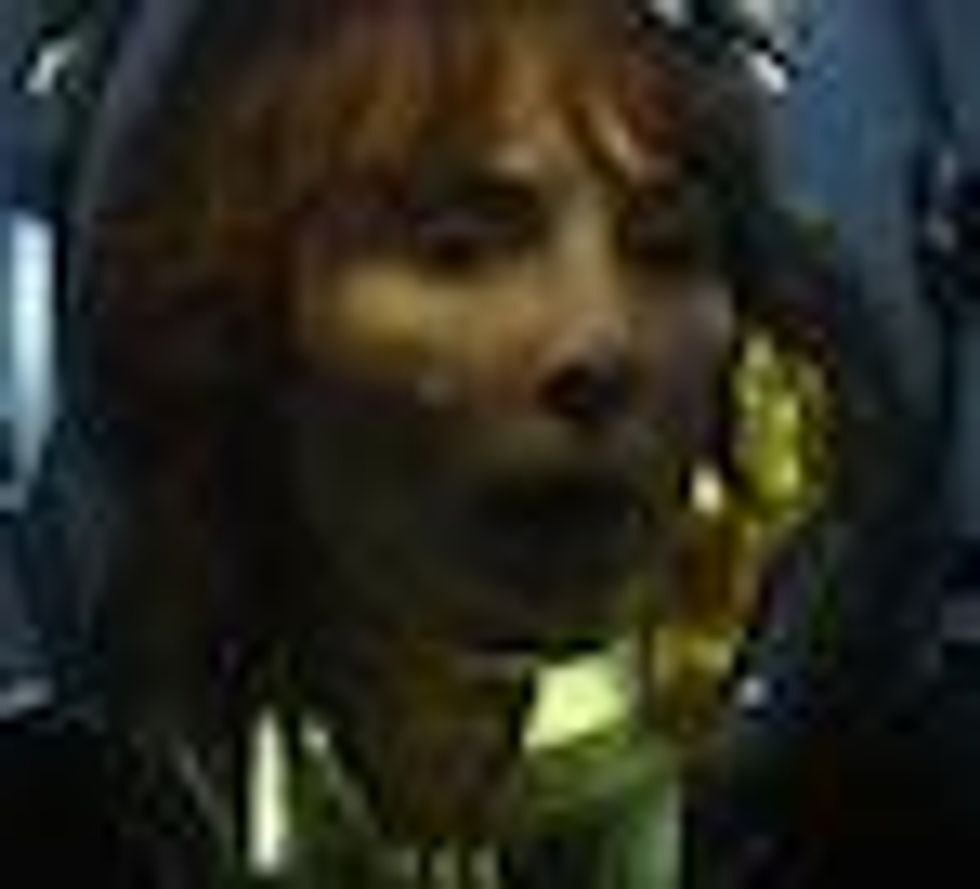 Charlize Theron and Noomi Rapace Battle Aliens in Prometheus - Trailer 