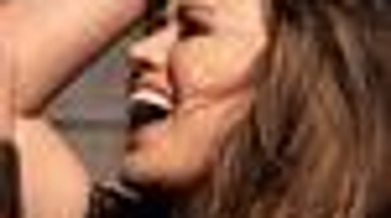 Kelly Clarkson Covers P!nk's 'Fu**king Perfect' - Video