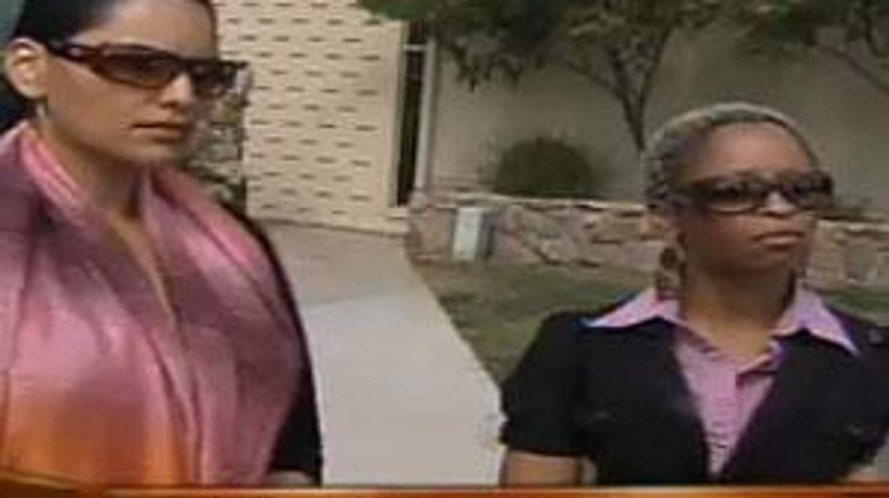 Lesbian Couple Booted for Kissing in Phoenix Restaurant Offered Apology