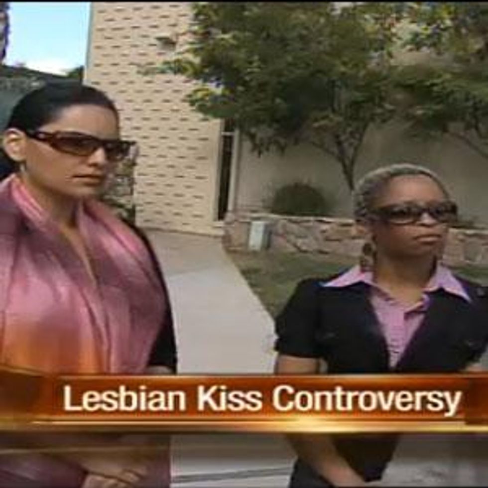 Lesbian Couple Booted for Kissing in Phoenix Restaurant Offered Apology 