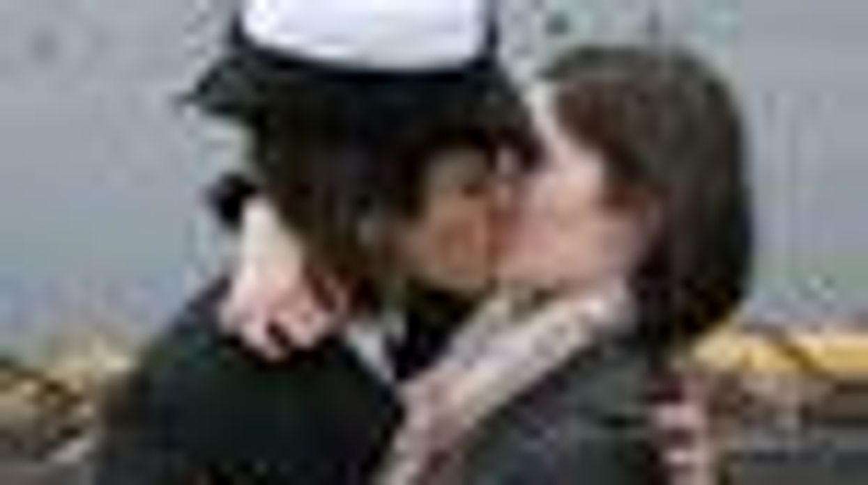 Lesbian Sailors' Kiss Goes Viral: Kiss Heard Round the Web!