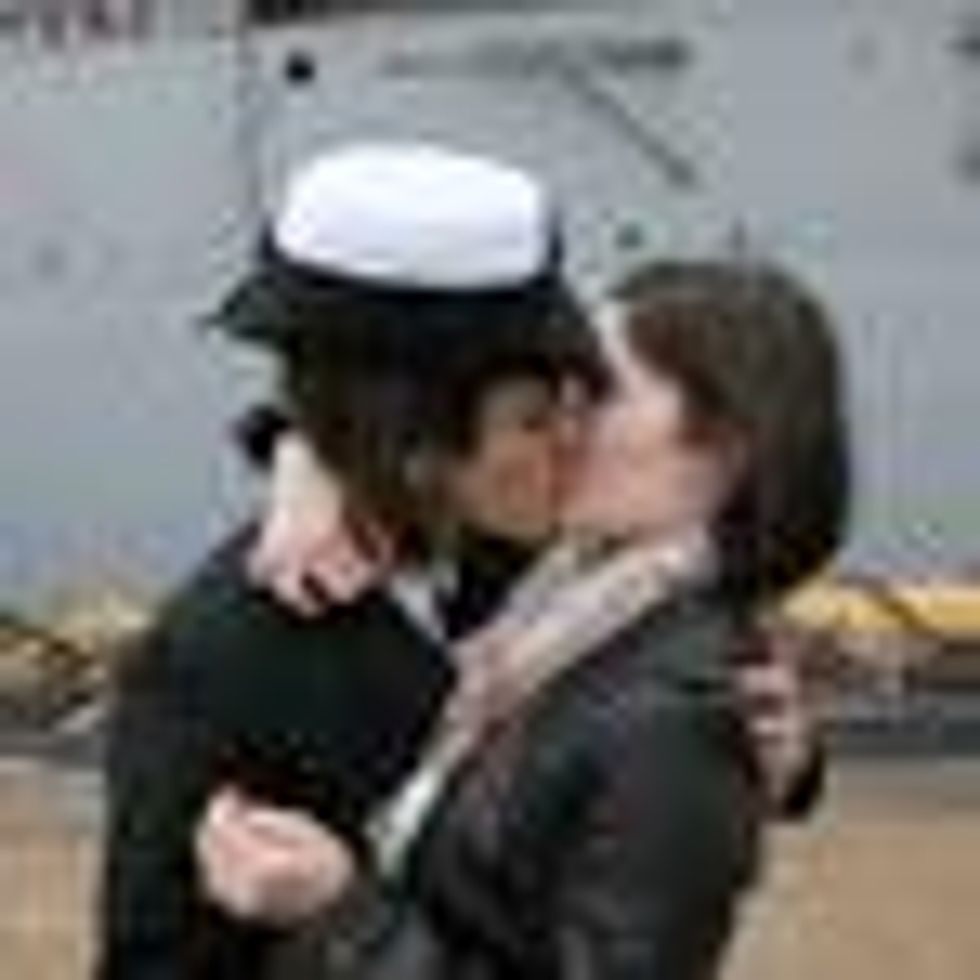 Lesbian Sailors' Kiss Goes Viral: Kiss Heard Round the Web! 