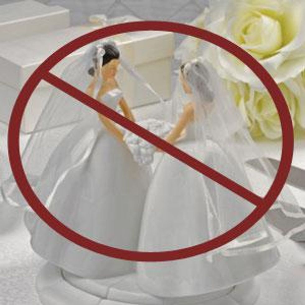 Christian Wedding Cake Baker Turns Away Lesbian Couple in Iowa