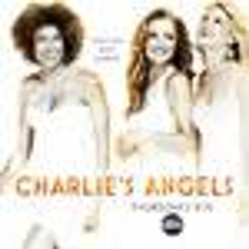 Charlie's Angels Whips Out Minka Kelly / Rachael Taylor Kiss - And it's Not Even Sweeps! 