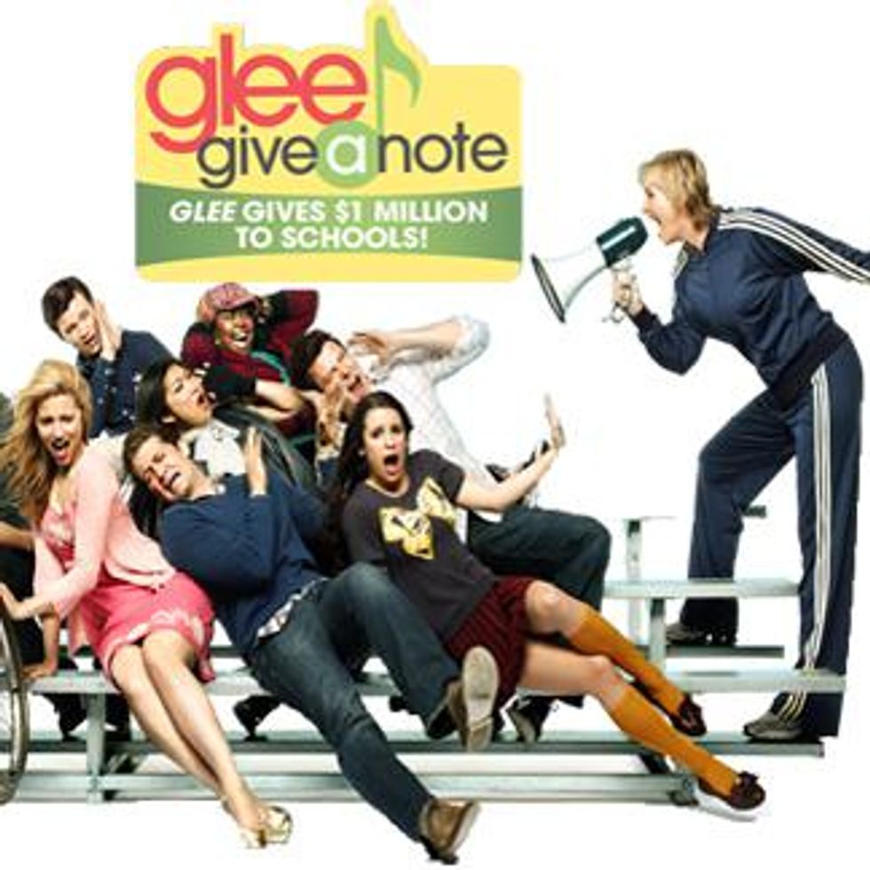  Jane Lynch’s PSA to Save Arts Education: $1 Million ‘Glee’ Give A Note Campaign