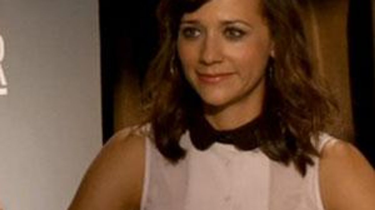 Rashida Jones Dishes On Lesbian Kiss With Zooey Deschanel - Video