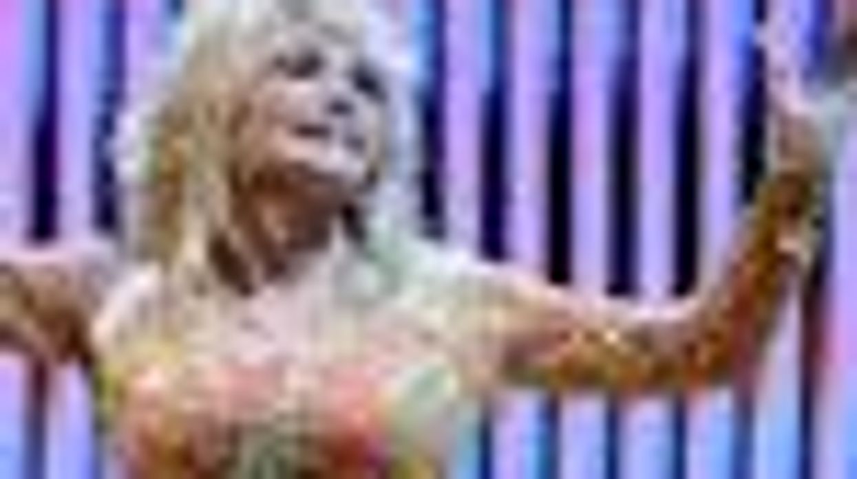 Dolly Parton Apologizes to Lesbian Couple for Incident at Dollywood
