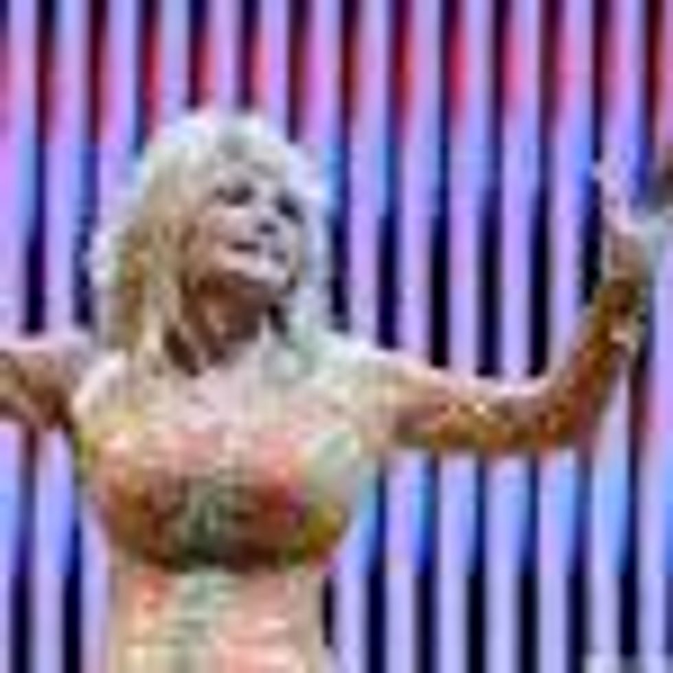 Dolly Parton Apologizes to Lesbian Couple for Incident at Dollywood