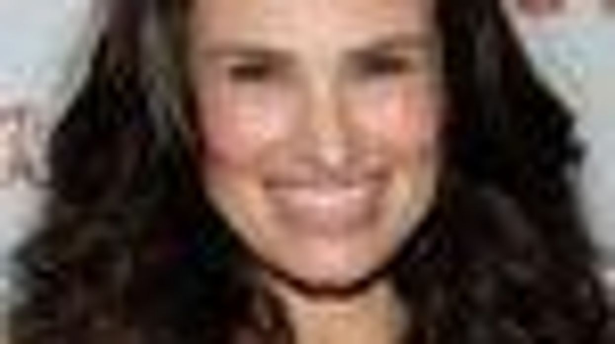 Idina Menzel Returns to 'Glee' as Rachel's Mom