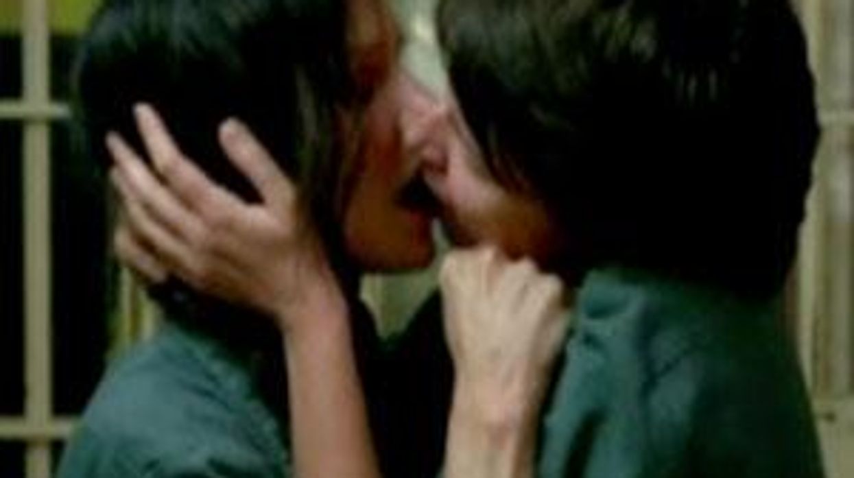 'Weeds' Delivers a Mary-Louise Parker Lesbian Make-Out Scene!