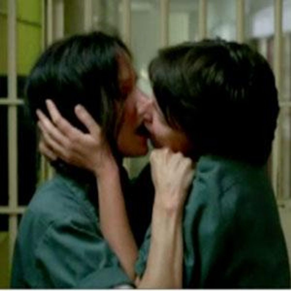 'Weeds' Delivers a Mary-Louise Parker Lesbian Make-Out Scene! 