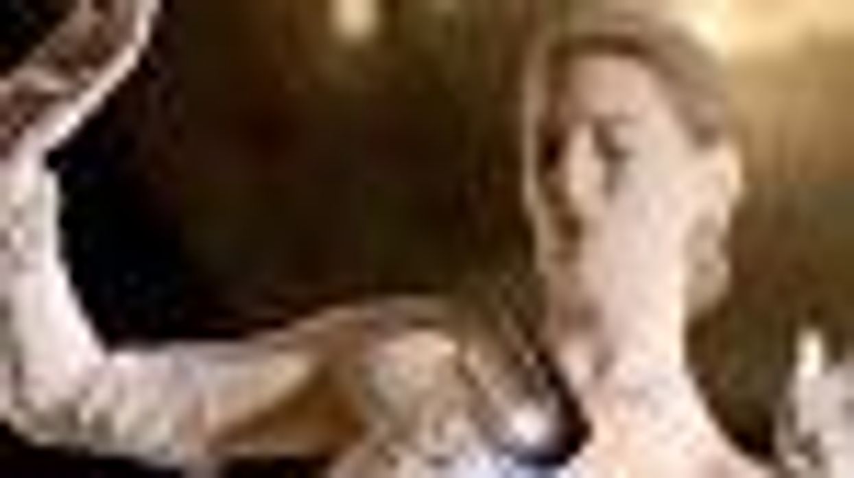 Anne Hathaway's a Rump-Shaking Eva Peron for The Oscars: Video