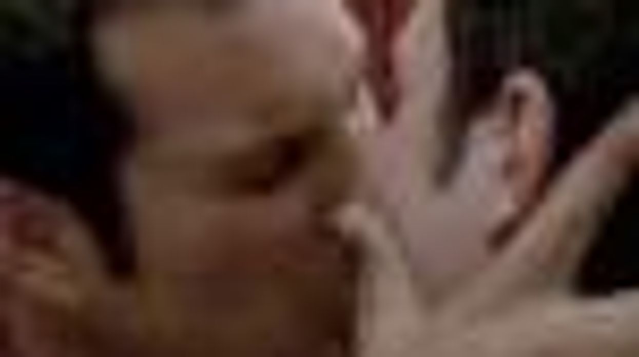 Kurt's Surprise Kiss on 'Glee' Video