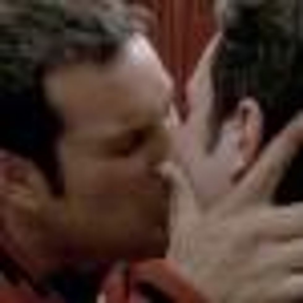 Kurt's Surprise Kiss on 'Glee' Video