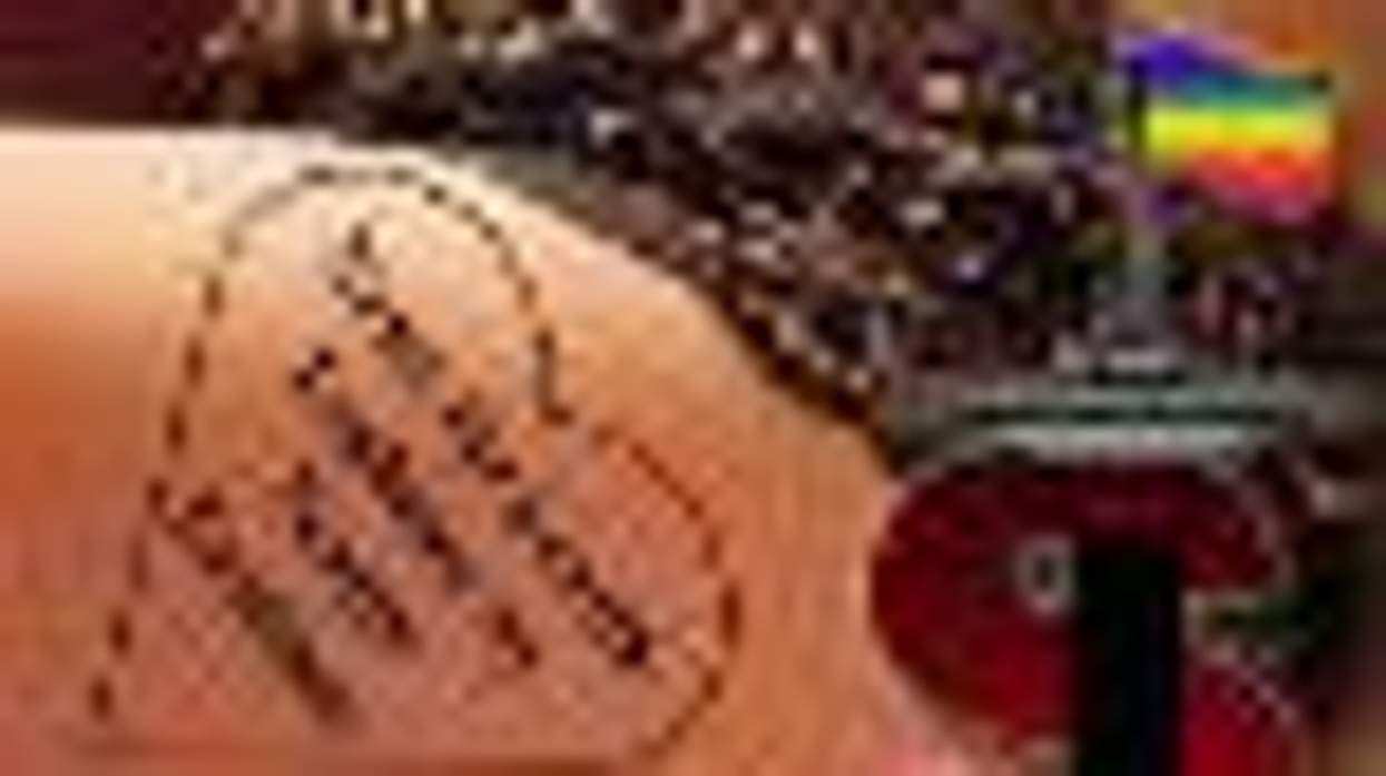 Seattle Lesbians Kate West and Sarah Toce Deliver the LGBT News Online!