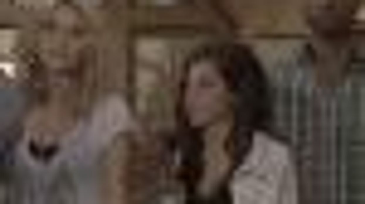 'Hellcats' Cast Invites Bullied Cheerleader to Set