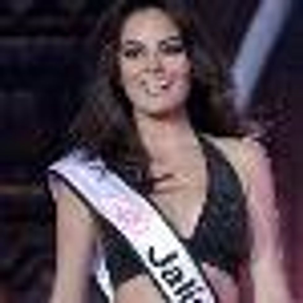 Miss Universe Jimena Navarrete Supports Same-Sex Marriage!
